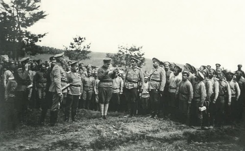 Aleksander Kiereński przed frontem XXXVIII Korpusu Armijnego w obecności gen. Józefa Dowbora-Muśnickiego i gen. Antona Denikina, 1917 r. Fot. ze zbiorów Biblioteki Narodowej