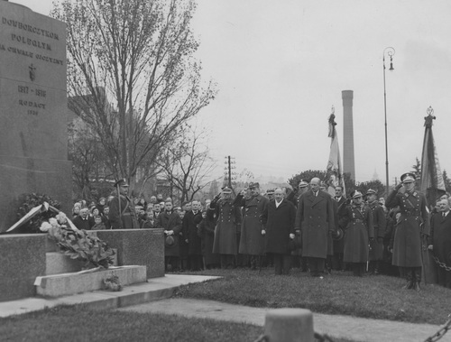 Gen. Dowbor-Muśnicki podczas składania kwiatów pod pomnikiem Dowborczyków na Wybrzeżu Kościuszkowskim w Warszawie, 1 listopada 1932 r. Fot. ze zbiorów NAC