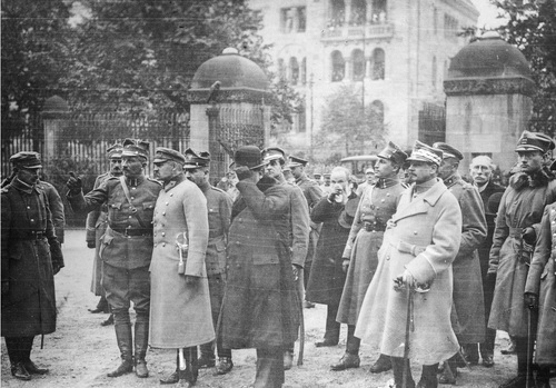 Gen. Józef Dowbor-Muśnicki w rozmowie z Naczelnikiem Państwa Józefem Piłsudskim przed Zamkiem Cesarskim w Poznaniu. Widoczni również m.in.: gen. Józef Haller, Władysław Seyda (na prawo od naczelnika, w płaszczu) i por. Bolesław Wieniawa-Długoszowski (za plecami Seydy) - 27 października 1919 r. Fot. ze zbiorów NAC