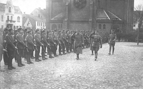 Gen. Dowbor-Muśnicki przed frontem oddziału 7. Pułku Strzelców Wielkopolskich, 1919 r. Fot. ze zbiorów NAC