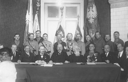 Gen. Dowbor-Muśnicki (siedzi za stołem prezydialnym 6. z prawej) podczas Zjazdu Związku Żołnierzy I Polskiego Korpusu Wschodniego w Warszawie, 13 marca 1927 r. Fot. ze zbiorów NAC