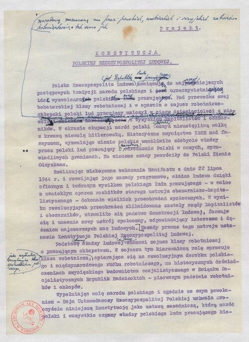 Pierwsza strona projektu konstytucji PRL (przyjętej w 1952 roku) - wersja w języku polskim z odręcznymi poprawkami Bolesława Bieruta.