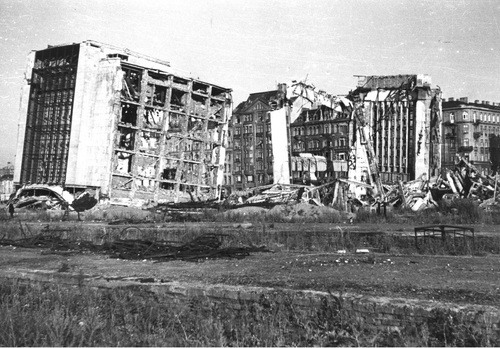 Ruiny Dworca Głównego oraz kamienice południowej pierzei Al. Jerozolimskich, 1945 r. Fot. NAC