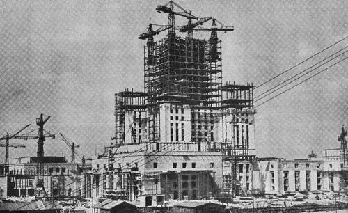Budowa Pałacu Kultury i Nauki na miejscu ruin zabudowy warszawskiego Śródmieścia, 1953 r.