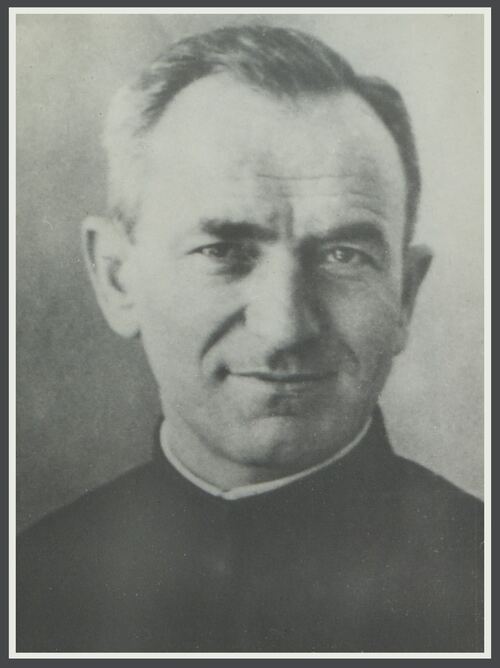 Zdjęcie portretowe księdza Kazimierza Kucharskiego
