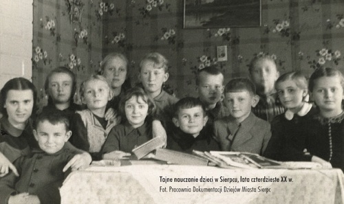 Tajne nauczanie dzieci w Sierpcu, lata czterdzieste XX w.  Fot. Pracownia Dokumentacji Dziejów Miasta Sierpc