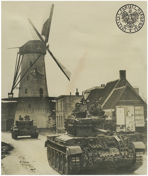 Czołgi A27M Mk VIII Cromwell IV z 1. szwadronu 10. Pułku Strzelców Konnych 1. Dywizji Pancernej przejeżdżają drogą w niezidentyfikowanej miejscowości w Holandii