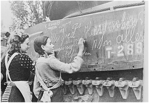 Dziewczynki piszące na boku polskiego czołgu informację dla bliskich, że z nimi wszystko w porządku.