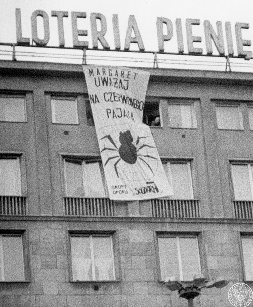 Transparent z hasłem „Margaret Uważaj Na Czerwonego Pająka” i wizerunkiem pająka oraz podpisem Grupy Oporu „Solidarni”, wywieszony na budynku na rogu Alei Jerozolimskich i ul. Kruczej w Warszawie, 2 listopada 1988 r.