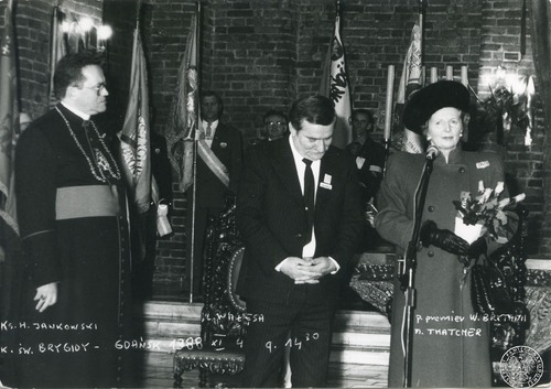 Prałat Henryk Jankowski (pierwszy od lewej), Lech Wałęsa (drugi od lewej) i premier Margaret Thatcher (trzecia od lewej) w kościele pw. św. Brygidy w Gdańsku