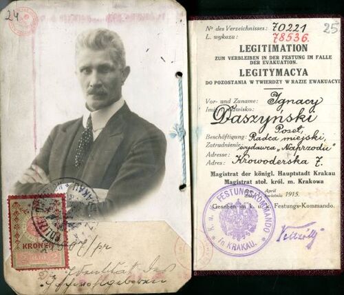 Wystawiona 1 kwietnia 1915 roku w Krakowie, przez wojenne władze austriackie, legitymacja upoważniająca Ignacego Daszyńskiego do pozostania w Twierdzy Krakowskiej w razie ewakuacji. Na prawej stronie fotokopii znajduje się zdjęcie portretowe Ignacego Daszyńskiego - mężczyzny w średnim wieku o przenikliwym spojrzeniu, siwych, gęstych, zaczesanych do tyłu włosach oraz obfitych wąsach, ubranego w marynarkę, kamizelkę, krawat i białą koszulę (z dużymi kołnierzykami - według ówczesnego fasonu), pozującego z założonymi na piersiach rękami. Na zdjęciu tym znajdują sie odciski stempli oraz znaczek (skarbowy). Na lewej stronie fotokopii widać niemieckojęzyczny blankiet legitymacyjny z wpisami urzędowymi dotyczącymi Ignacego Daszyńskiego, odciskiem stempla cesarsko-królewskiej Komendy Twierdzy Kraków oraz odręcznym podpisem wystawiającego legitymację.