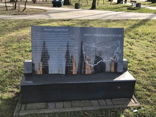 Tablica informacyjna przy pomniku Matki Sybiraczki w Zielonej Górze. Fot. IPN