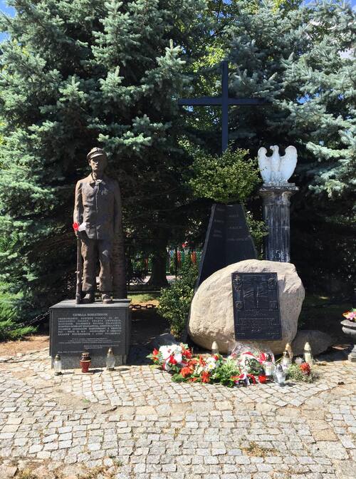 Pomnik Żołnierza Polskiego z Kresów  przy kościele parafialnym pw. św. Józefa w Żarach. Fot. IPN