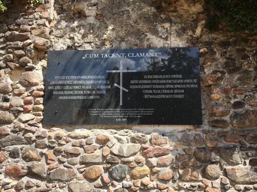 Tablica upamiętniająca Ukraińców niosących pomoc represjonowanym. Fot. IPN