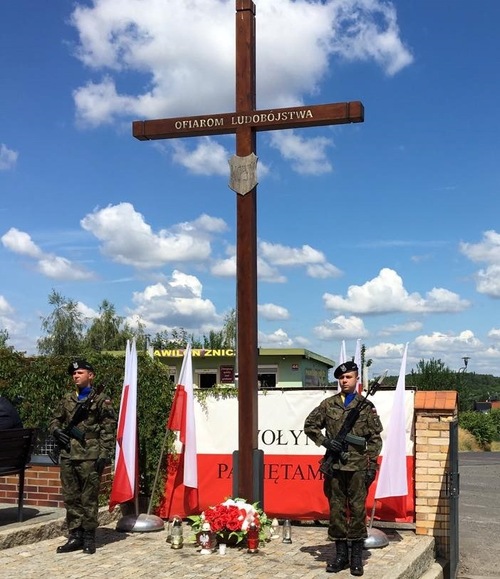 „Krzyż Wołyński” na cmentarzu komunalnym w Żarach. Fot. IPN
