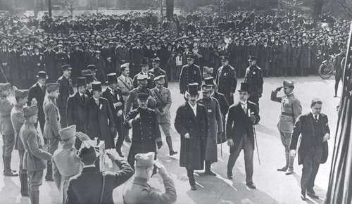 Przedstawiciele polskiej misji wojskowej przed ratuszem w Nowym Jorku. Widoczny m.in. Ignacy Jan Paderewski. Porucznik Józef Sierociński stoi czwarty od lewej, marzec 1918 r. Fot. ze zbiorów NAC