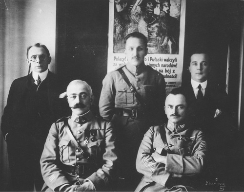 Członkowie komisji wojskowej w Ameryce podczas misji wojskowej w Nowym Jorku, luty 1918 r. – siedzą: mjr Wagner, mjr Kozłowski (szef komisji), stoją: dr Teofil Starzyński, Józef Sierociński, Aleksander Znamięcki. Fot. ze zbiorów NAC