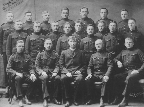 Grupa polskich uczniów i absolwentów szkoły oficerskiej w Toronto. Pierwsi oficerowie polscy z grupy tzw. "Straceńców", 1917 r. Fot. ze zbiorów NAC