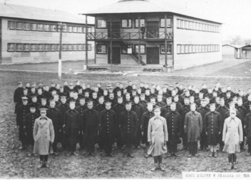 Ochotnicy do Armii Polskiej we Francji na terenie obozu w Niagarze w Kanadzie. Fot. ze zbiorów NAC