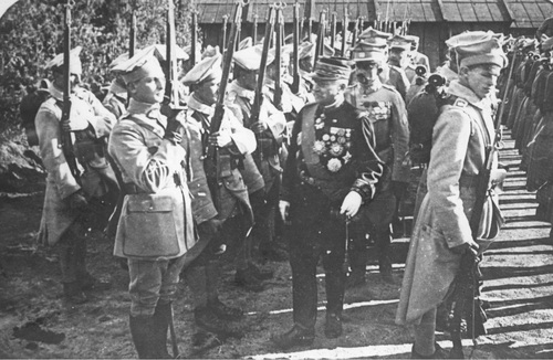 Wizyta szefa francusko-polskiej misji wojskowej generała Louisa Archinarda w  ośrodku wyszkolenia Armii Polskiej we Francji w Sille-le Guillaume, 1917 r. Fot. ze zbiorów NAC