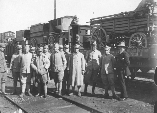Żołnierze Armii Polskiej we Francji stojący na torowisku przy pociągu z transportem sprzętu wojskowego do Polski, 1919 r. Fot. ze zbiorów NAC
