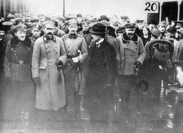 Dlaczego Piłsudskiego nie witały tłumy? Zajścia na ulicach Warszawy 10 listopada 1918 roku
