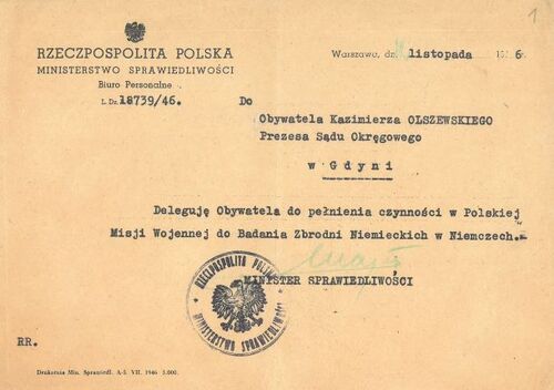 Delegacja dla Kazimierza Olszewskiego wystawiona przez ministra sprawiedliwości władz komunistycznych Polski pojałtańskiej w celu wzięcia udziału przez Olszewskiego w pracach Polskiej Misji Wojennej do Badania Zbrodni Niemieckich w Niemczech. Dokument, wystawiony w Warszawie w listopadzie 1946 roku, podpisał komunistyczny minister sprawiedliwości (lub ktoś go reprezentujący - podpis jest nieczytelny), obok podpisu którego widnieje odcisk stempla ministerialnego.