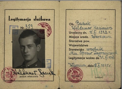 Legitymacja służbowa Waldemara Baczaka z Ministerstwa Spraw Zagranicznych, wydana 18 października 1945 r. Fot. ze zbiorów AIPN