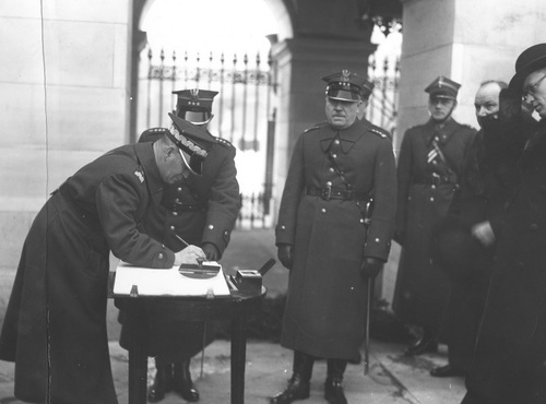 Generał Józef Zając wpisuje się do księgi pamiątkowej wyłożonej przy Grobie Nieznanego Żołnierza podczas uroczystości rocznicowej bitwy pod Rarańczą w Warszawie, 13 lutego 1938 r. Fot. ze zbiorów NAC