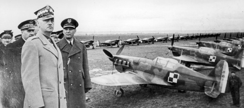 Gen. bryg. Józef Zając (z prawej) obok gen. broni Władysława Sikorskiego podczas przygotowań do defilady w ośrodku szkoleniowym Polskich Sił Powietrznych w Bron, 27 marca 1940 r. Fot. ze zbiorów NAC