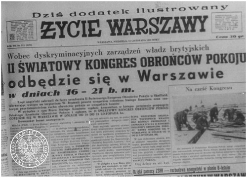 Obraz prezentujący pierwszą stronę, wydawanego w Warszawie, dziennika „Życie Warszawy” z artykułem zapowiadającym II Światowy Kongres Obrońców Pokoju. To numer z 12 listopada 1950 roku. Pod winietą znajduje się artykuł zatytułowany „Wobec dyskryminacyjnych zarządzeń władz brytyjskich II Światowy Kongres Obrońców Pokoju odbędzie się w Warszawie w dniach 16 - 21 b.m.”. Kadr z propagandowego filmu „Droga walki” zrealizowanego w Biurze „B” Wydziału XII komunistycznego Ministerstwa Spraw Wewnętrznych.