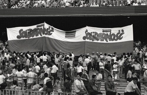 Transparent z napisem Solidarność na stadionie Camp Nou w czasie meczu Polska – ZSRR, Barcelona, 4 lipca 1982 r.