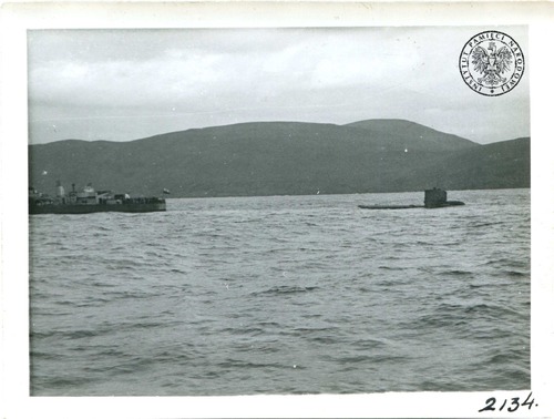 Niszczyciel eskortowy ORP Krakowiak holuje niemiecki okręt podwodny U-2337. Zdjęcie wykonano 26 listopada 1945 r. w zatoce Loch Ryan, podczas drugiego rejsu operacji „Deadlight”. Fot. z zasobu IPN ze zbioru kopii cyfrowych fotografii Stowarzyszenia Weteranów Armii Polskiej w Ameryce