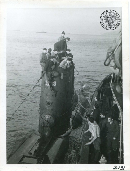 Niemiecki okręt podwodny U-2329 przy burcie brytyjskiego holownika Masterful podczas przygotowań do operacji holowania w zatoce Loch Ryan 26 listopada 1945 r. Widoczny na zdjęciu okręt typu XXIII odbył tylko jeden patrol bojowy. Został zatopiony przez HMS Onslaught i ORP Piorun. Fot. z zasobu IPN ze zbioru kopii cyfrowych fotografii Stowarzyszenia Weteranów Armii Polskiej w Ameryce