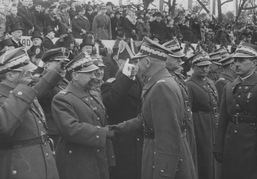 Marszałek Edward Rydz-Śmigły wita się z generałem Józefem Kordianem Zamorskim podczas obchodów Święta Niepodległości w Warszawie, 1938 r. Fot. ze zbiorów NAC