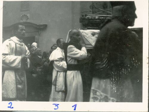 Fotografia inwigilowanych zakonników, kościół Ojców Cystersów w Jędrzejowie, 1961 r.