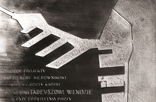 Pamiątkowa plakietka wręczona inżynierowi Tadeuszowi Wendzie z okazji poświęcenia stoczni w Gdyni, grudzień 1933 r. Fot. ze zbiorów NAC
