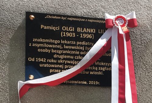 Tablica pamiątkowa w Tarnobrzegu-Mokrzyszowie. Fot leliwa.pl