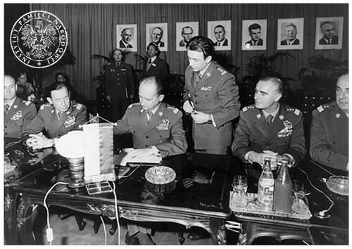Pułkownik Ryszard Kukliński asystujący generałowi armii Wojciechowi Jaruzelskiemu podczas podpisywania dokumentów.