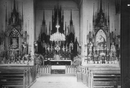 Wnętrze kościoła św. Stanisława ze Szczepanowa w Harbinie, gdzie Polacy zaczeli napływać końcem XIX w. w związku z budową Kolei Wschodniochińskiej. Fot. z lat 1909 - 1926 ze zbiorów NAC