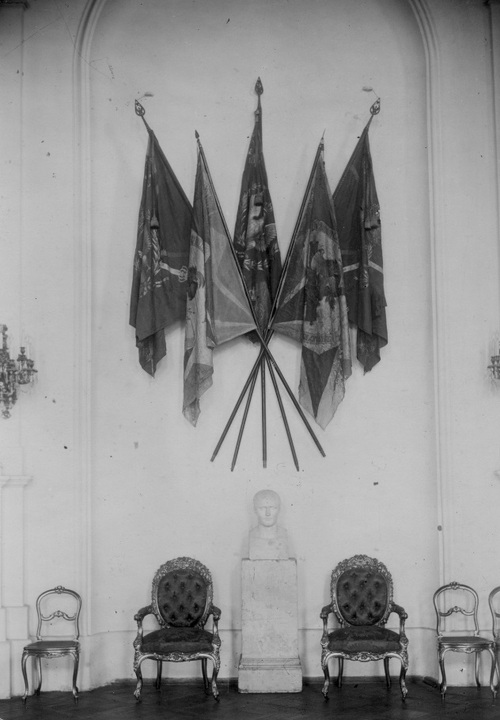 Widok kaplicy carskiej na Zamku Królewskim w Warszawie ze sztandrami Wojsk Polskich Królestwa Kongresowego, 1926 r. Fot. ze zbiorów NAC