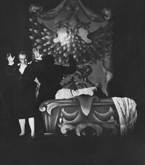 Marian Godlewski w scenie „Sen Senatora” z „Dziadów” Adama Mickiewicza, wystawianych w Teatrze Miejskim w Katowicach, 1935 r. Fot. ze zbiorów NAC