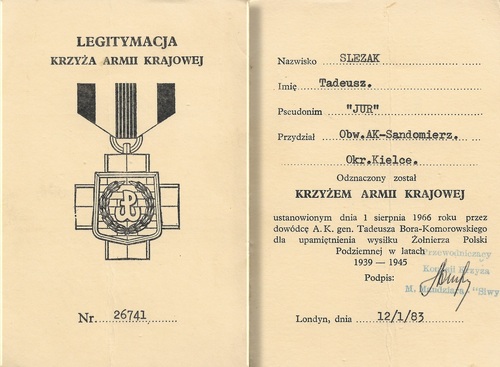 Okładka oraz strona wewnętrzna legitymacji Krzyża Armii Krajowej, którym w 1983 r. odznaczony został o. Wojciech Szlenzak. Grafika przedstawiającą odznaczenie Krzyża Armii Krajowej oraz dane personalne.