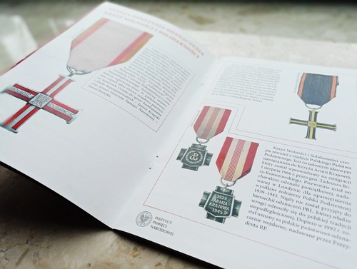 Broszura IPN informująca o ideowym nawiązaniu Krzyża Wolności i Solidarności do Krzyża Niepodległości oraz Krzyża Armii Krajowej. Na wewnętrznych stronach publikacji przedstawienia odznaczeń wraz z opisami.