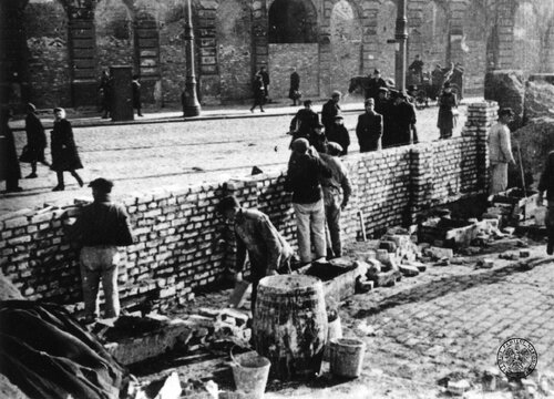 Budowa murów getta w Warszawie, 1940. Wylot ul. Grzybowskiej na ul. Graniczną - widok z terenu getta