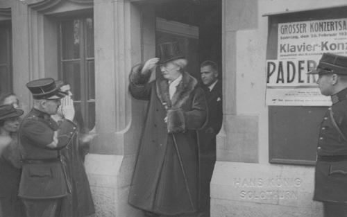 Ignacy Jan Paderewski podczas pobytu w Szwajcarii, opuszcza salę koncertową po swym koncercie w Solurze, 1937 r. Fot. ze zbiorów NAC