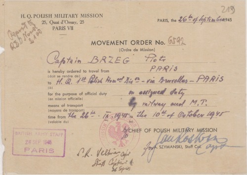 Rozkaz udania się z misją wojskową, wystawiony na „Piotra Brzega”, 1945 rok. Na zdjęciu jest blankiet angielskojęzyczny wypełniony między innymi danymi dotyczącymi Piotra Szewczyka (tu występującego pod nazwiskiem „Brzeg”) i szczegółów logistycznych jego wyjazdu oraz odciskami stempli.