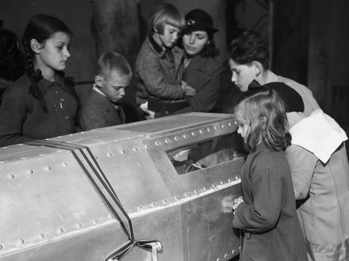 Dzieci przy sarkofagu marszałka Józefa Piłsudskiego w krypcie św. Leonarda na Wawelu, 1935 r. Fot. z zasobu NAC