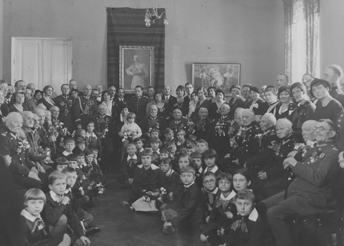 Spotkanie dzieci z weteranami powstania styczniowego. Wśród uczestników uroczystości z okazji 70. rocznicy insurekcji widoczni m.in.: Aleksandra Piłsudska i Edward Rydz-Śmigły, 1933 r. Fot. z zasobu NAC