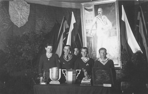 Członkowie patrolu Związku Rezerwistów RP z Wisły obok zdobytych trofeów sportowych w sali Śniadeckich Uniwersytetu Stefana Batorego w Wilnie, 1934-1939 r. Fot. z zasobu NAC